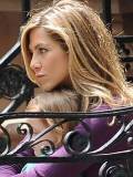 Jennifer Aniston sentada en un Banco